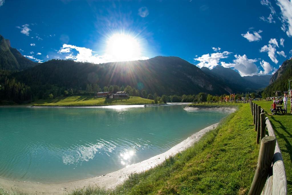 Laghetto Alpine Hotel & Restaurant Брюссон Экстерьер фото
