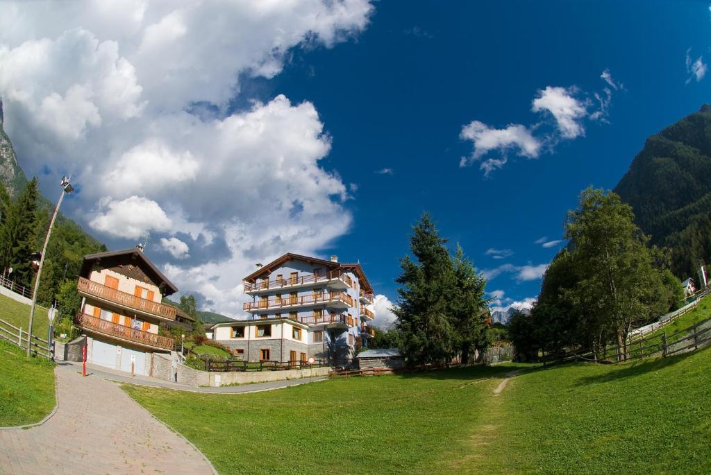 Laghetto Alpine Hotel & Restaurant Брюссон Экстерьер фото